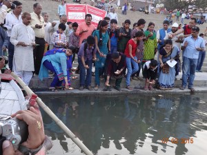 Deep-Daan by the public present on the Assi Ghat